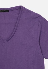 T-shirt en coton violet avec un design à col en V et des manches courtes. Texture lisse avec une finition simple et dépouillée.