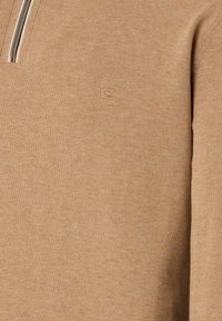 Maglione a maglia marrone chiaro con zip a un quarto e logo ricamato sottile nell'area del petto sinistro.