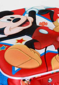 Mochila roja y azul con un diseño de dibujos animados de Mickey Mouse, con texturas en relieve y acentos de estrellas por todas partes. Fabricada en un tejido duradero.