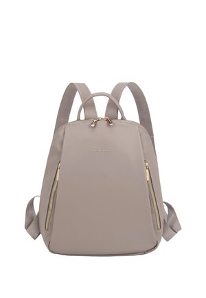 Zaino marrone chiaro con due tasche frontali verticali con zip, una maniglia superiore, spallacci imbottiti regolabili e una piccola etichetta del marchio al centro.