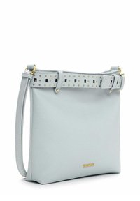 Hellblaues Leder-Umhängetäschchen mit glatter Oberfläche, ausgestattet mit einem gemusterten Riemen mit goldfarbenen Akzenten und einem Magnetverschluss.