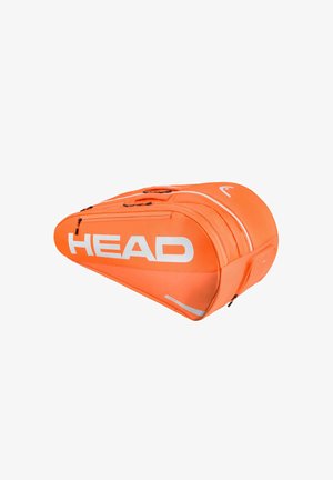 Bolsa de deporte de color naranja brillante con varios compartimentos con cremallera y gran logo blanco "HEAD" en el lateral.