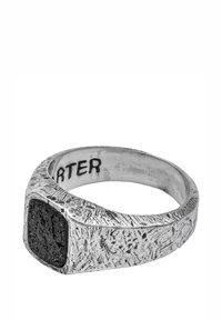Sidabrinis žiedas su tekstūruota juosta ir kvadrato formos juodu akmens centrinėje dalyje. Vidus graviruotas "CARTER". Kampuotas dizainas su moderniu stiliumi.