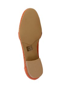 Suola arancione con superficie testurizzata, punta arrotondata e tacco leggero. Presenta un'area in gomma beige liscia sul tallone e un design perforato.
