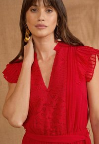 Love & Roses REGULAR FIT - DETAIL PLEATED V-NECK BELTED - Dnevna haljina - red