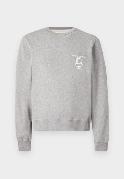 Ανοιχτό γκρι φούτερ με στρογγυλή λαιμόκοψη, μακριά μανίκια και μικρό λευκό εκτυπωμένο λογότυπο στο αριστερό στήθος που γράφει "Officine Generale Paris 6."