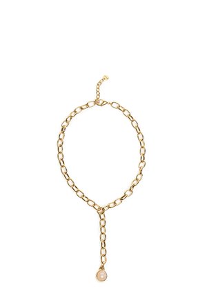 Złoty łańcuszek z owalnymi ogniwami, ozdobiony zawieszką w kształcie kropli z gładkim, jasnoróżowym kamieniem. Regulowane zapięcie z tyłu.