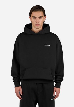 Schwarzer Hoodie aus Baumwollmischung, mit Kängurutasche, gerippten Bündchen und dem weißen "PEGADOR"-Logo auf der Brust.