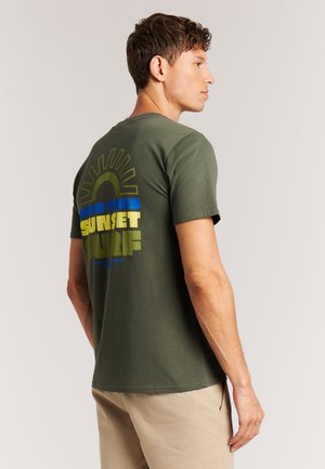 Olijfgroen katoenen T-shirt met korte mouwen, met een grote meerkleurige afbeelding op de achterkant met zon- en tekstontwerp.