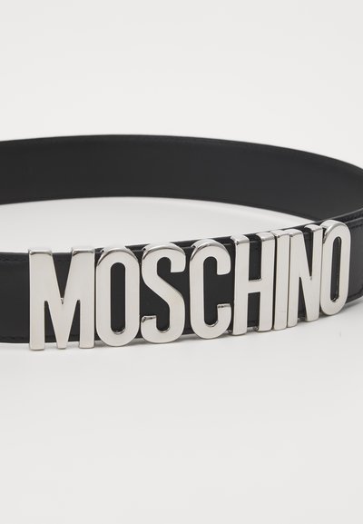 Sorte skinnbelte med et stort sølvfarget "MOSCHINO"-logo som midtpunkt, med en jevn tekstur og et strømlinjeformet design.