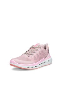 Lyserød sportsstøvle med ventileret mesh-overdel, grå snørebånd og hvid sål med udhulede dæmpningsdetaljer.