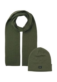 Set di sciarpa e berretto lavorati a maglia in verde oliva. La sciarpa è lunga con un motivo testurizzato; il berretto ha un risvolto e un piccolo etichetta con logo.