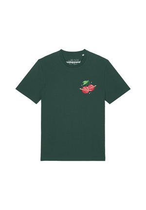 Donkergroene T-shirt met korte mouwen met een klein rood planeetontwerp met groene bladeren en ringen op de linkerborst.