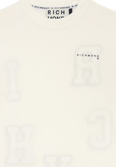 T-shirt bianca in cotone con lettere in rilievo e un piccolo logo sul petto. Texture liscia con scollatura a girocollo.