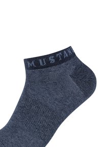 Calzino blu scuro a caviglia con un bordo a costine. Il materiale appare liscio con una leggera texture. Presenta il testo contrastante "MUSTANG" sul bordo.