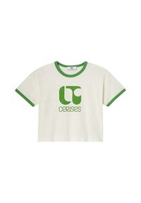 T-shirt blanc coupé avec un col et des ourlets de manches en ribbed verts. Présente un grand imprimé graphique vert avec le mot "Cerises" sur le devant.