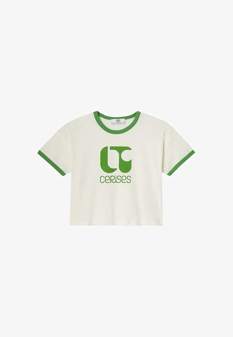 T-shirt blanc coupé avec un col et des ourlets de manches en ribbed verts. Présente un grand imprimé graphique vert avec le mot "Cerises" sur le devant.