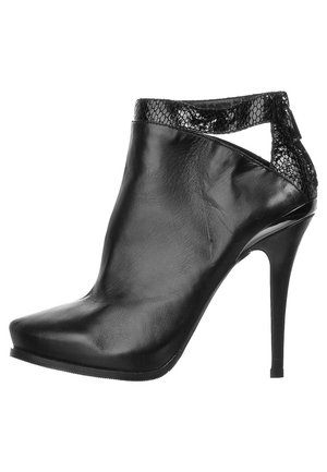 Korolliset nilkkurit - black