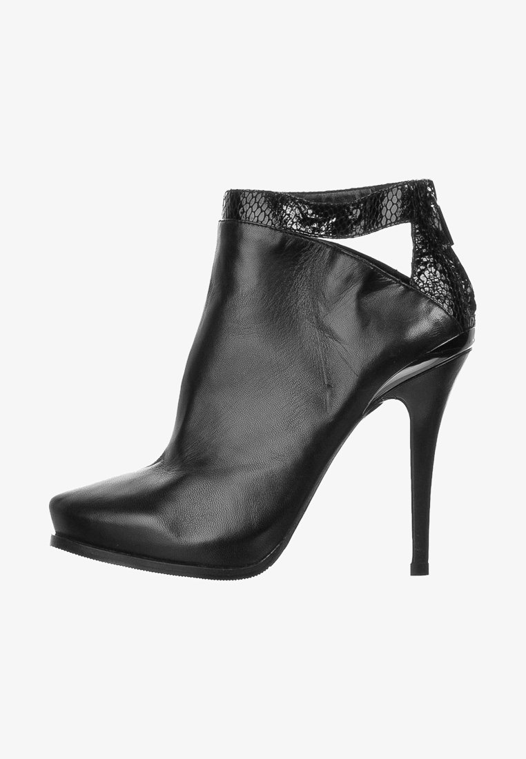 Czarny botek na wysokim obcasie z noskiem w szpic, wykonany z gładkiej skóry, z fakturowanym akcentem w tylnym panelu w wzór węża.