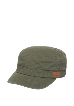 Casquette militaire de couleur vert olive avec un dessus plat, des détails cousus, des œillets de ventilation latéraux et un petit patch logo Quiksilver marron.