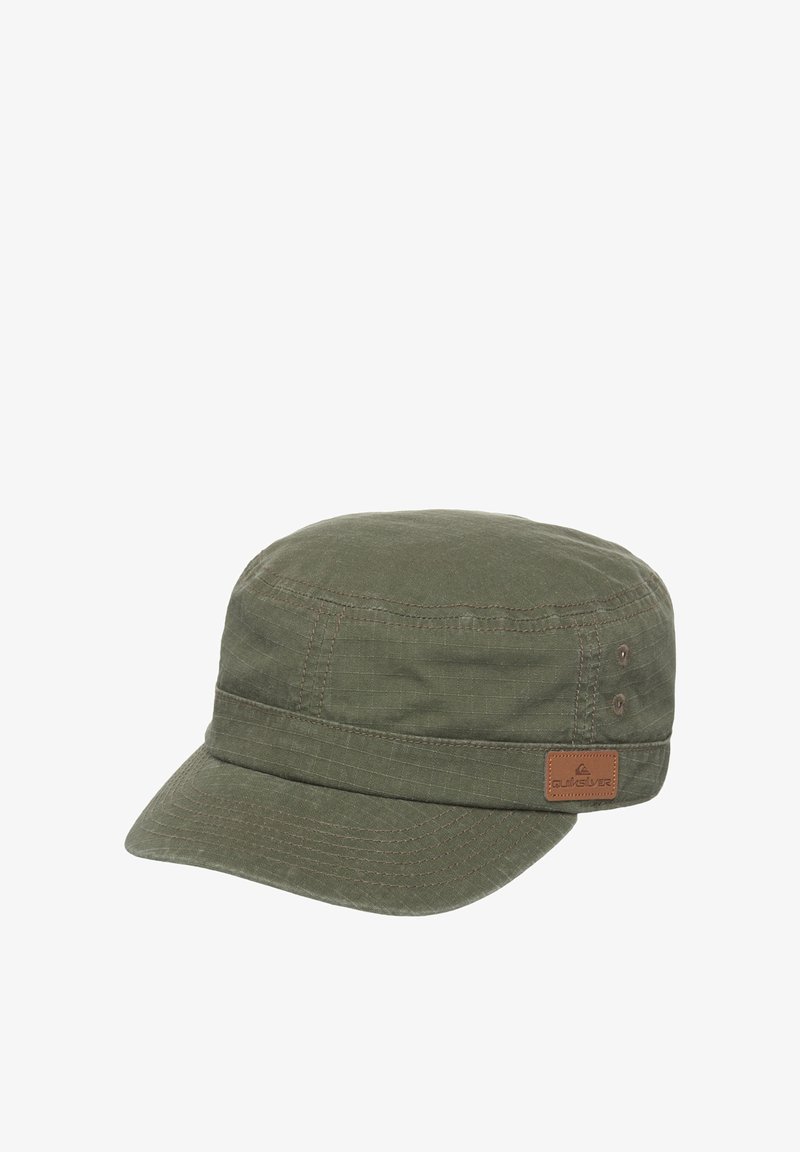 Casquette militaire de couleur vert olive avec un dessus plat, des détails cousus, des œillets de ventilation latéraux et un petit patch logo Quiksilver marron.