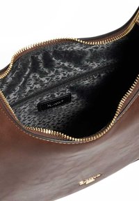 Bruine leren tas met een gouden rits. De binnenkant heeft een donker geprinte voering en een klein ritsvakje.