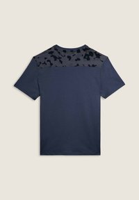 T-shirt a maniche corte di colore blu navy con yoke a motivo mimetico scuro, texture morbida, collo a giro e schiena in tinta unita. Design semplice, senza ulteriori dettagli.