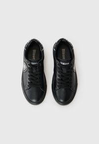 Mustad musta nahast tossud ümarate varvastega, ühtsed mustad paelad, logopatch välisküljel ja tekstuuritud mustad tallad.
