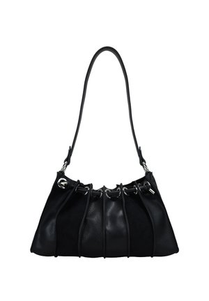 Bolso de mano de cuero negro con superficie texturizada, diseño plisado y correa para el hombro. Presenta herrajes plateados y un cierre con cordón.
