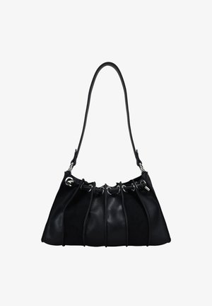 Bolso de mano de cuero negro con superficie texturizada, diseño plisado y correa para el hombro. Presenta herrajes plateados y un cierre con cordón.