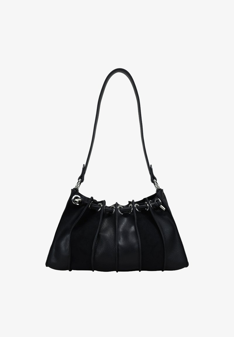 Bolso de mano de cuero negro con superficie texturizada, diseño plisado y correa para el hombro. Presenta herrajes plateados y un cierre con cordón.