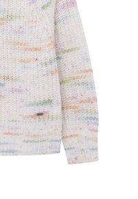 Sweter dzianinowy w białym kolorze z wielokolorowymi poziomymi paskami w pastelowych odcieniach. Ma ściągacze na rękawach i u dołu, z małą metką z logo.