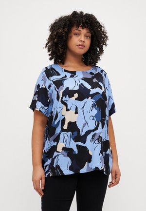 Kortärmad topp i blått tyg med abstrakta mönster i svart och beige. Avslappnad passform med rund halsringning och mjuk textur.