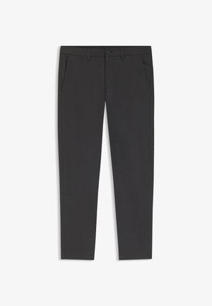 Pantalones negros ajustados, de corte slim, con trabillas para cinturón, cierre frontal de botón y bolsillos laterales, colocados planos sobre un fondo blanco.