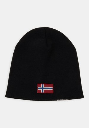 Czarna dzianinowa czapka beanie z małą naszywką z flagą Norwegii przyszytą blisko dolnej krawędzi na białym tle.