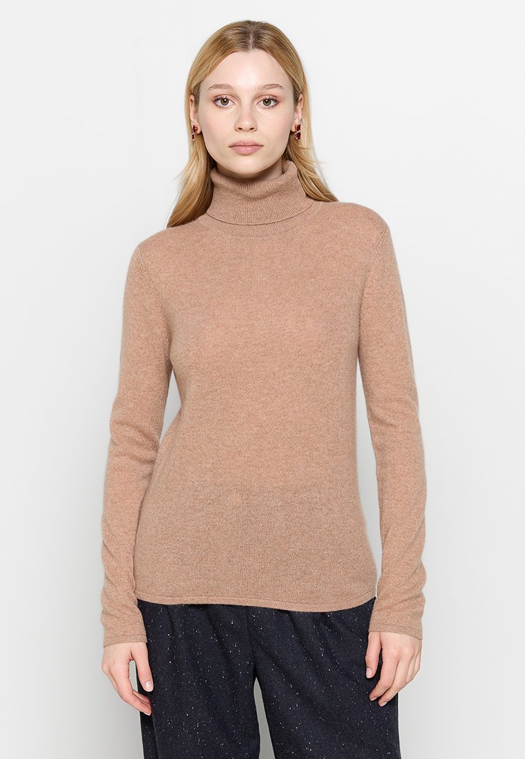 Beżowy sweter z golfem wykonany z miękkiego materiału, z długimi rękawami i dopasowanym krojem, idealny do noszenia w warstwach lub samodzielnie.