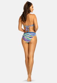 Zestaw bikini z falistym, wielokolorowym wzorem, wykonany z gładkiego materiału, z wiązanym topem z tyłu i wysokim stanem dołu, w stylu retro.