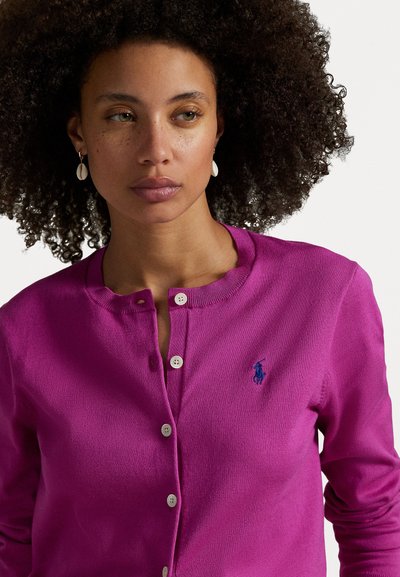 Cardigan fucsia con scollo rotondo, dotato di chiusura con bottoni, dettagli a coste e un logo ricamato blu sul lato sinistro.