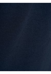 Dunkelblauer Baumwollstoff mit glatter Textur, der ein geripptes Muster und einen leichten Glanz aufweist, ideal für legere Kleidung oder zum Schichten.