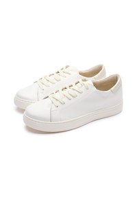 Pantofi sport din piele albă, cu vârfuri rotunjite, șireturi plate și o textură fină. Accente crem pe călcâi și în jurul gulerului.