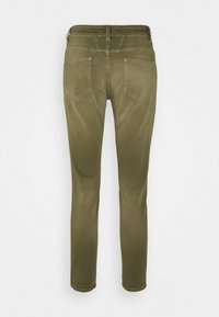 Pantalon vert slim-fit montré de dos avec deux poches arrière et des coutures visibles sur un fond clair uni.
