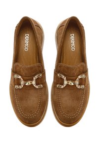 Braune Wildleder-Slipper mit doppelten metallischen Kettenakzenten, gepolsterten Innensohlen und einer glatten, abgerundeten Gummisohle. Mit kontrastierenden Steppnähten.
