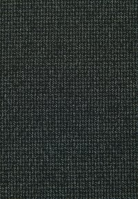 Tissu tissé en gris foncé et noir avec un motif fin et texturé. La surface semble douce et durable, adaptée pour l'ameublement ou les vêtements.