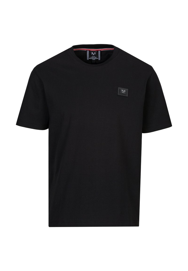 Schwarzes Baumwoll-T-Shirt mit kurzen Ärmeln, Rundhalsausschnitt und einem kleinen Markenpatch auf der Brust. Glatte Textur, schlichtes Design.