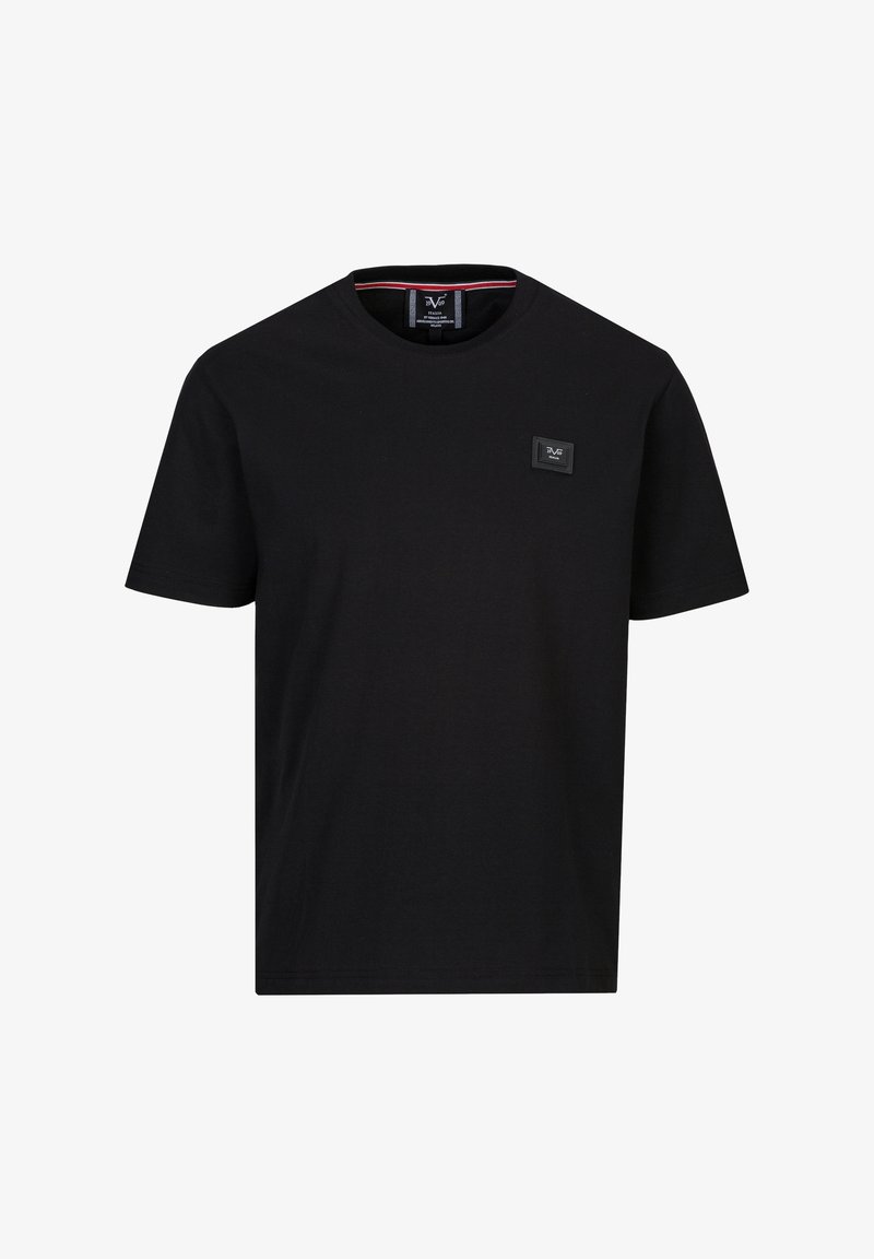 Schwarzes Baumwoll-T-Shirt mit kurzen Ärmeln, Rundhalsausschnitt und einem kleinen Markenpatch auf der Brust. Glatte Textur, schlichtes Design.