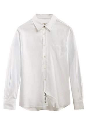 Biała koszula z długim rękawem, zapinana na guziki, z ostrym kołnierzykiem i kieszenią na piersi, wyłożona na płasko, z zapiętymi guzikami z przodu, oprócz dolnego, który jest odpięty.