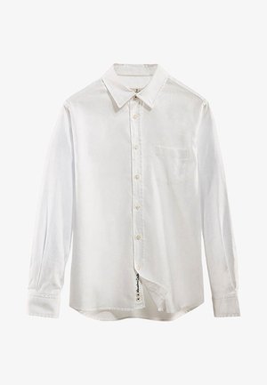 Chemise blanche à manches longues avec col pointu et poche poitrine, présentée à plat avec les boutons du devant fermés sauf le bouton du bas laissé ouvert.