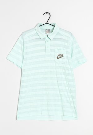 Polo shirt rayé vert menthe clair en tissu doux. Doté d'un col, de trois boutons et d'une poche sur la poitrine gauche avec un logo Nike.