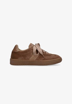 Sneaker in scamosciato marrone con finitura testurizzata, punta rotonda e suola spessa. Presenta lacci larghi coordinati e una striscia di tessuto laterale.