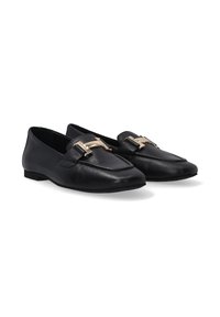 Zwarte lederen loafers met een ronde neus en platte zool. Voorzien van een goudkleurige hardware accent met een gespdetail op de bovenkant.